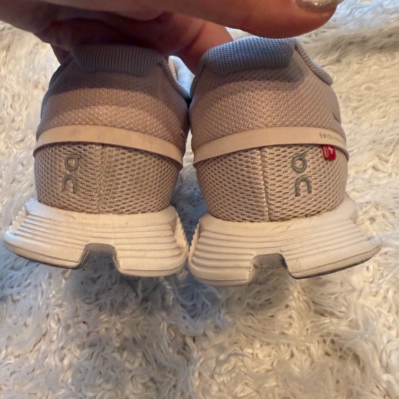 Cloud size 6 tennis shoes. Women’s - Picture 8 of 12